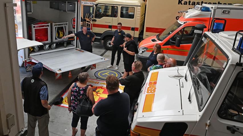 Die Fahrzeuge und Geräte des Bevölkerungsschutzes wurden aufmerksam begutachtet.