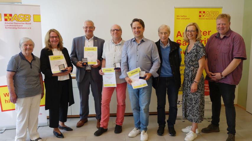 V. li.: Heidi Beiß, Marion Gaudlitz, Thomas Elvers, Torsten Gronau-Nielsen, Frank Ziegler, Martin Kayenburg sowie Landesgeschäftsführerin Bettina Spechtmeyer-Högel und Landesgeschäftsführer Axel Schröter.